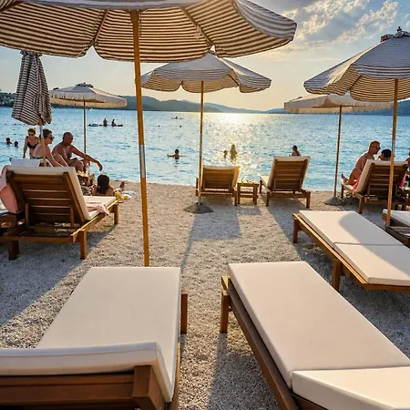 Bona Dea Seaside Τρογκίρ