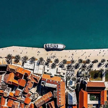 Bona Dea Seaside Τρογκίρ